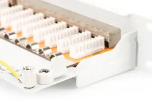 DIGITUS Patch Panel 19inch 24Port Cat6 ekranuotas pilkas RAL7035 kabelių montavimas apie LSA