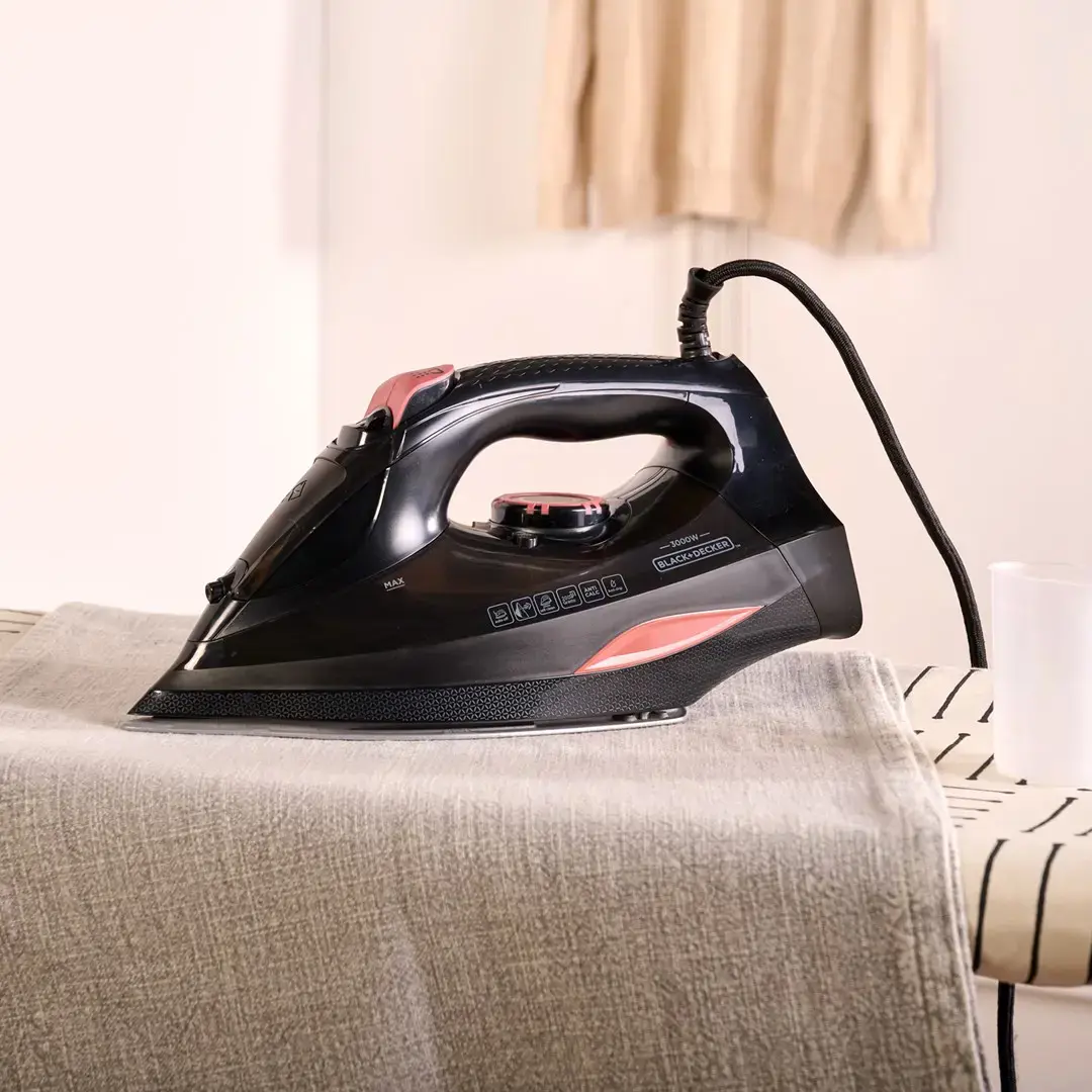 "Black+Decker" BXIR3000E garų lygintuvas (3000 W), juodas