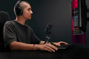 "RØDE XCM-50" - kompaktiškas kondensatorinis mikrofonas su pažangiu DSP, skirtas transliuotojams ir žaidėjams