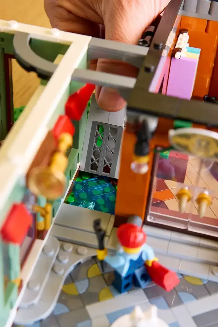LEGO ICONS 11371 Shopping Street