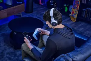 "Razer" žaidimų ausinės "Playstation 5 Kaira Pro" su įmontuotu mikrofonu, juodos/baltos spalvos, belaidės