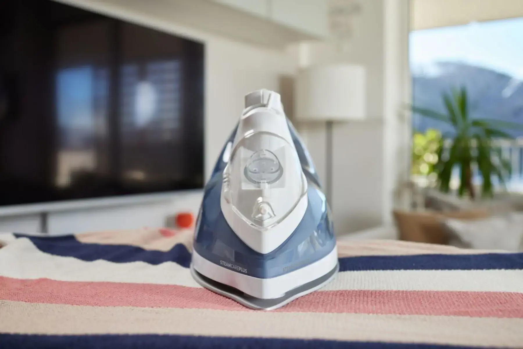 Gorenje SIK2200WB | Steam iron | 2200 W | Continuous steam 35 g/min | Water tank capacity 450 ml | Blue | Steam boost performance 160 g/min