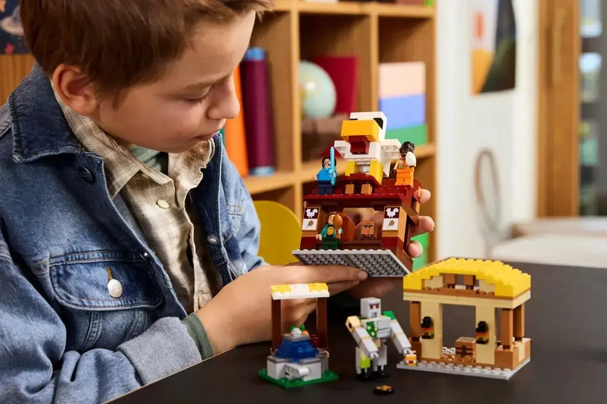 LEGO MINECRAFT 21273 The Ghast Balloon Village Attack