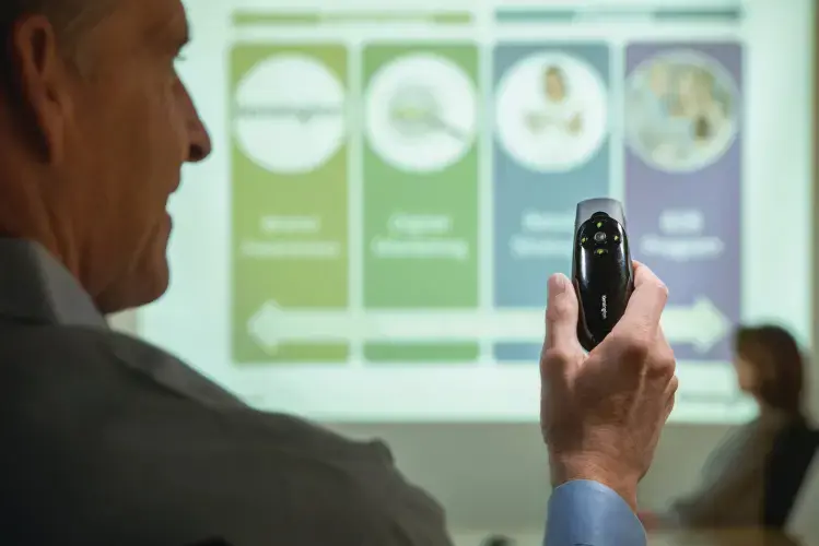 "Kensington Presenter Expert™" belaidis kursoriaus valdymas su žaliuoju lazeriu, RF, USB, 45 m, juodas