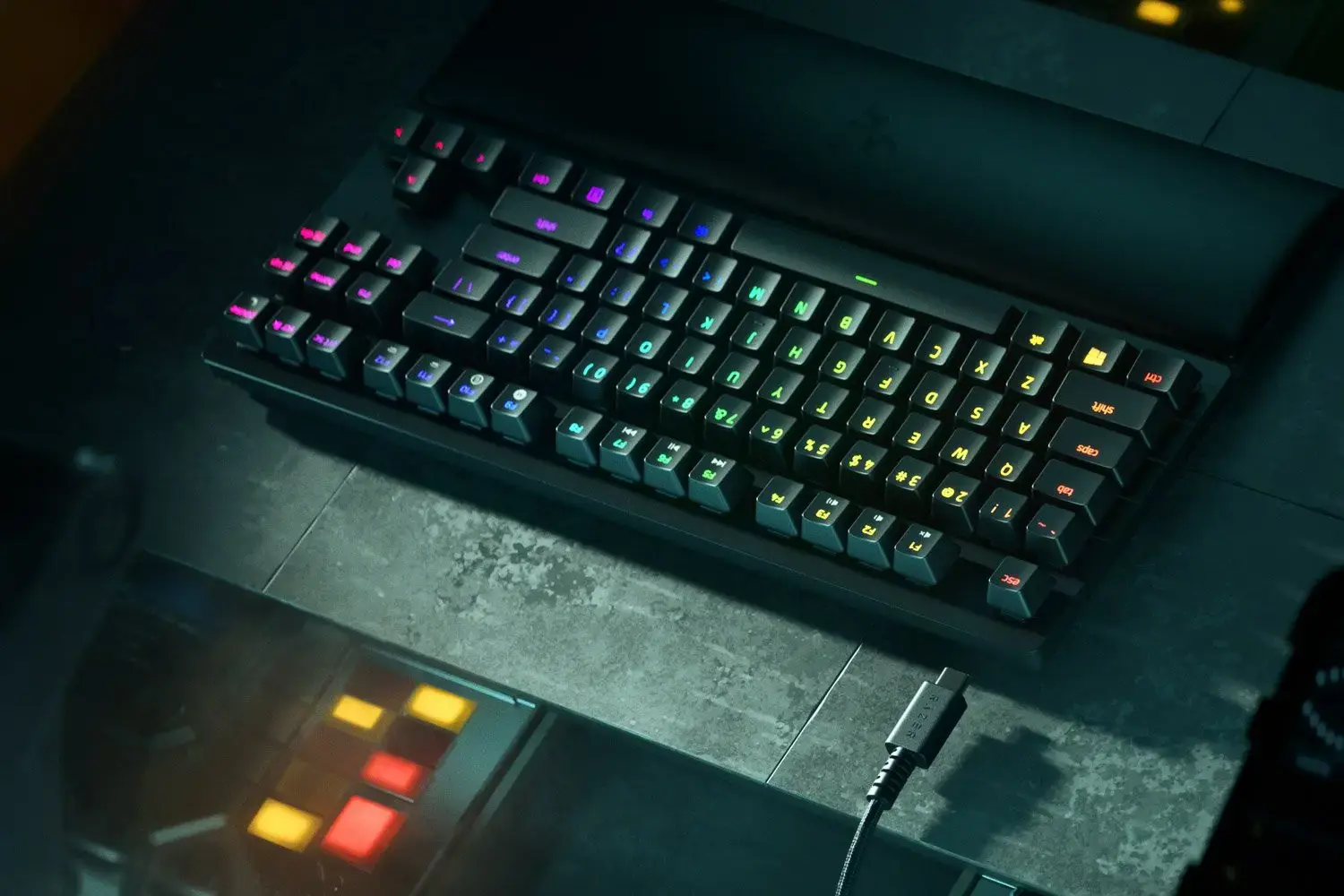 "Razer Huntsman V2 Tenkeyless", optinė žaidimų klaviatūra, RGB LED apšvietimas, šiaurietiška, juoda, laidinė, "Clicky Purple" jungiklis