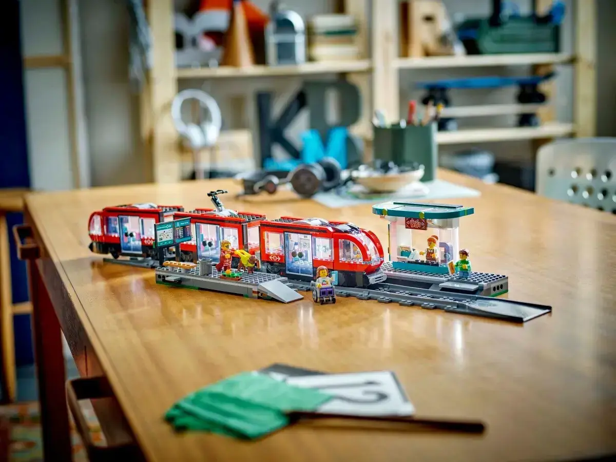 LEGO CITY 60423 Downtown Streetcar and Station