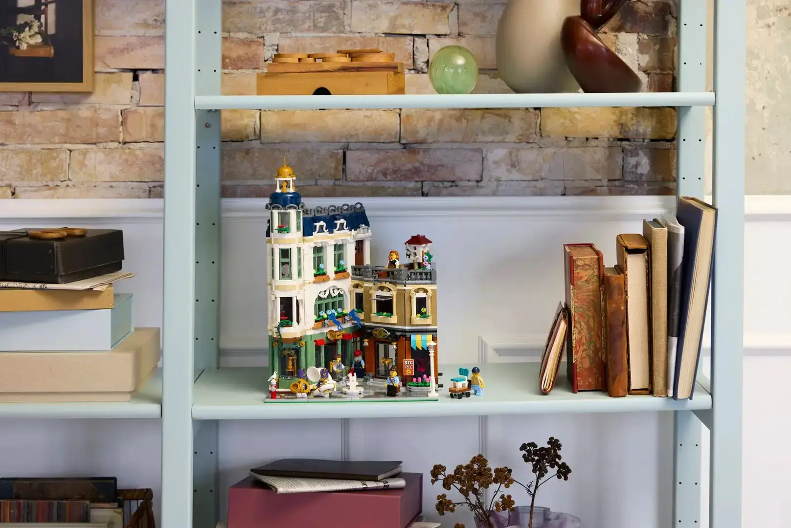 LEGO ICONS 11371 Shopping Street