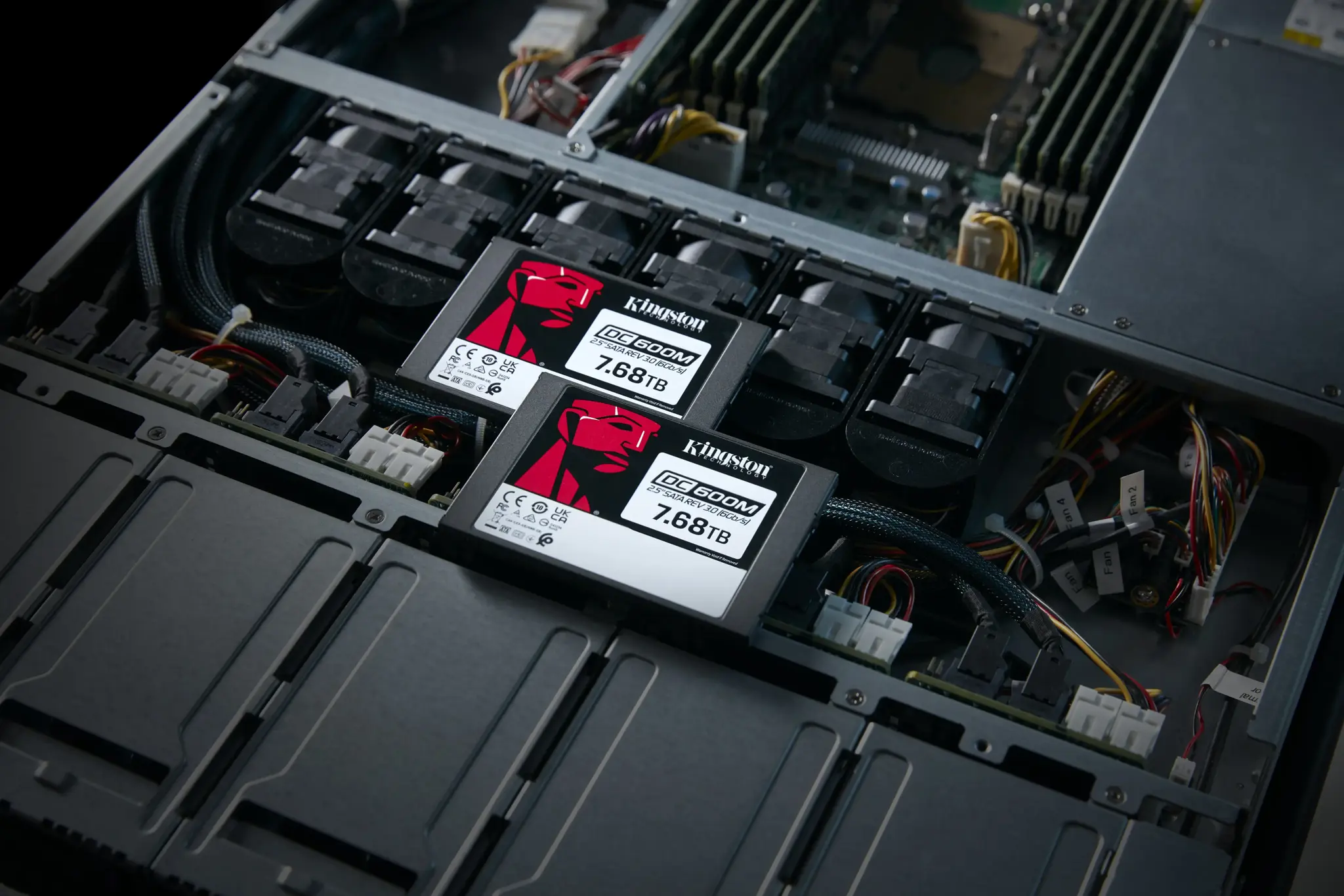 KINGSTON 7,68 TB DC600M 2,5 colių SATA3 SSD diskas