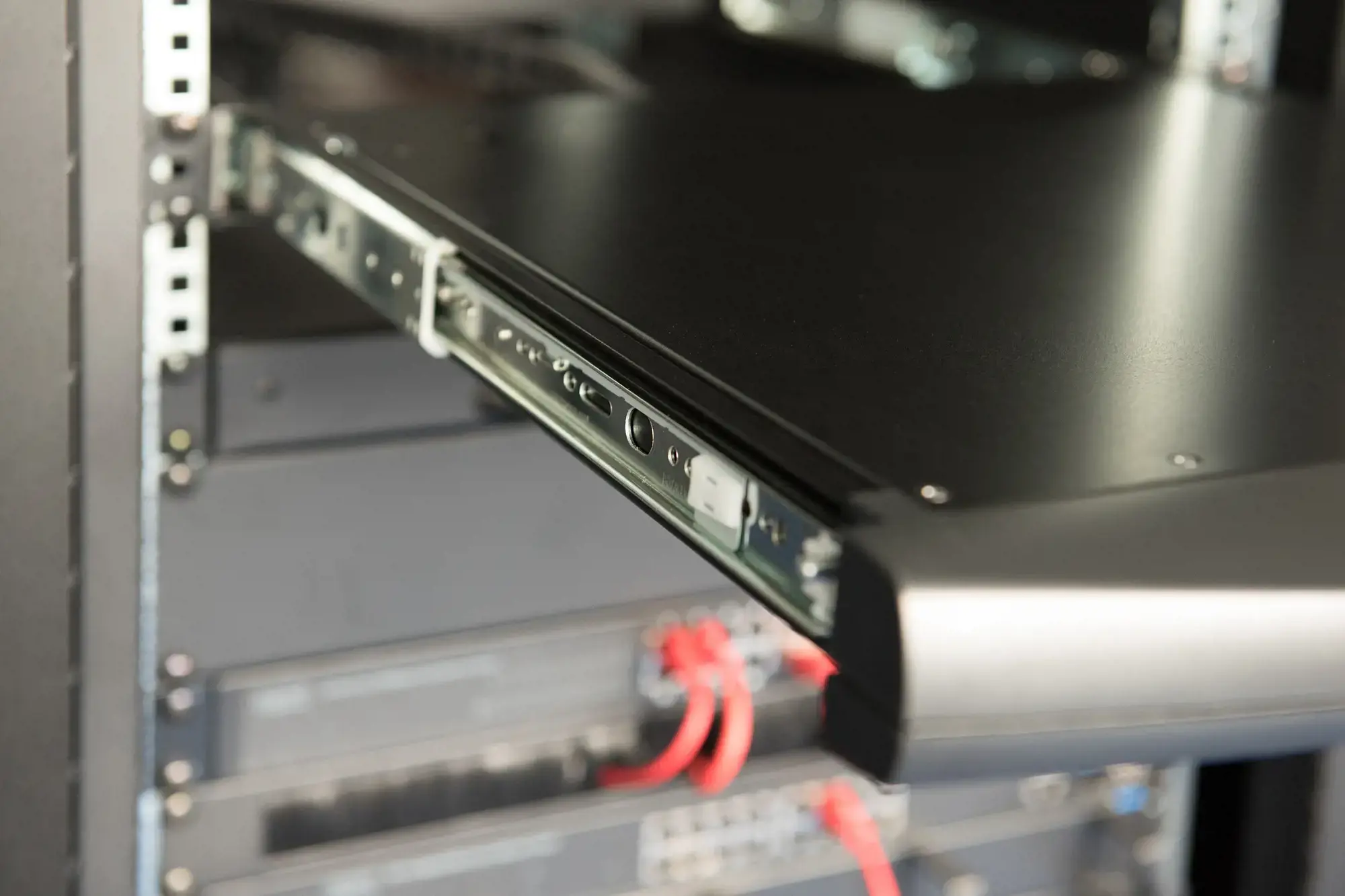 DIGITUS modulinė 48,3 cm 19 colių TFT konsolė su 8 KVM prievadais JAV klaviatūra RAL 9005 juoda spalva
