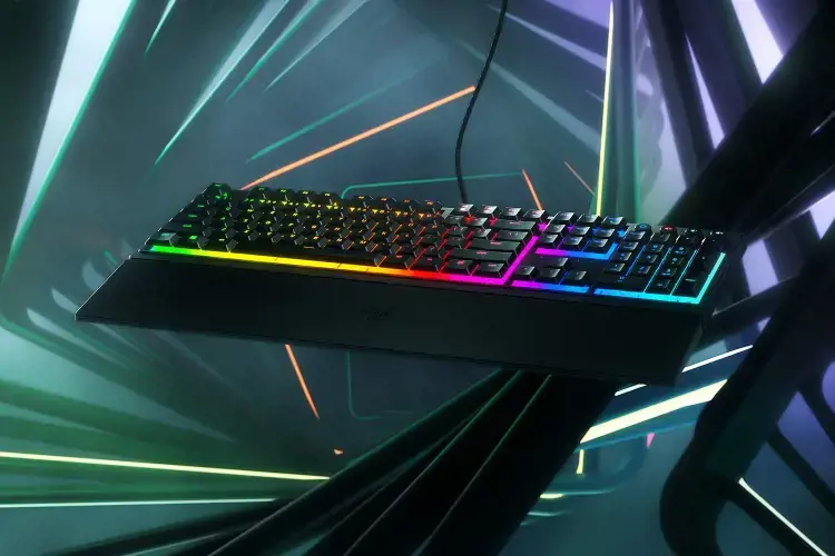 "Razer Ornata V3" žaidimų klaviatūra, RGB LED apšvietimas, JAV, juoda, laidinė, mecha-membrana