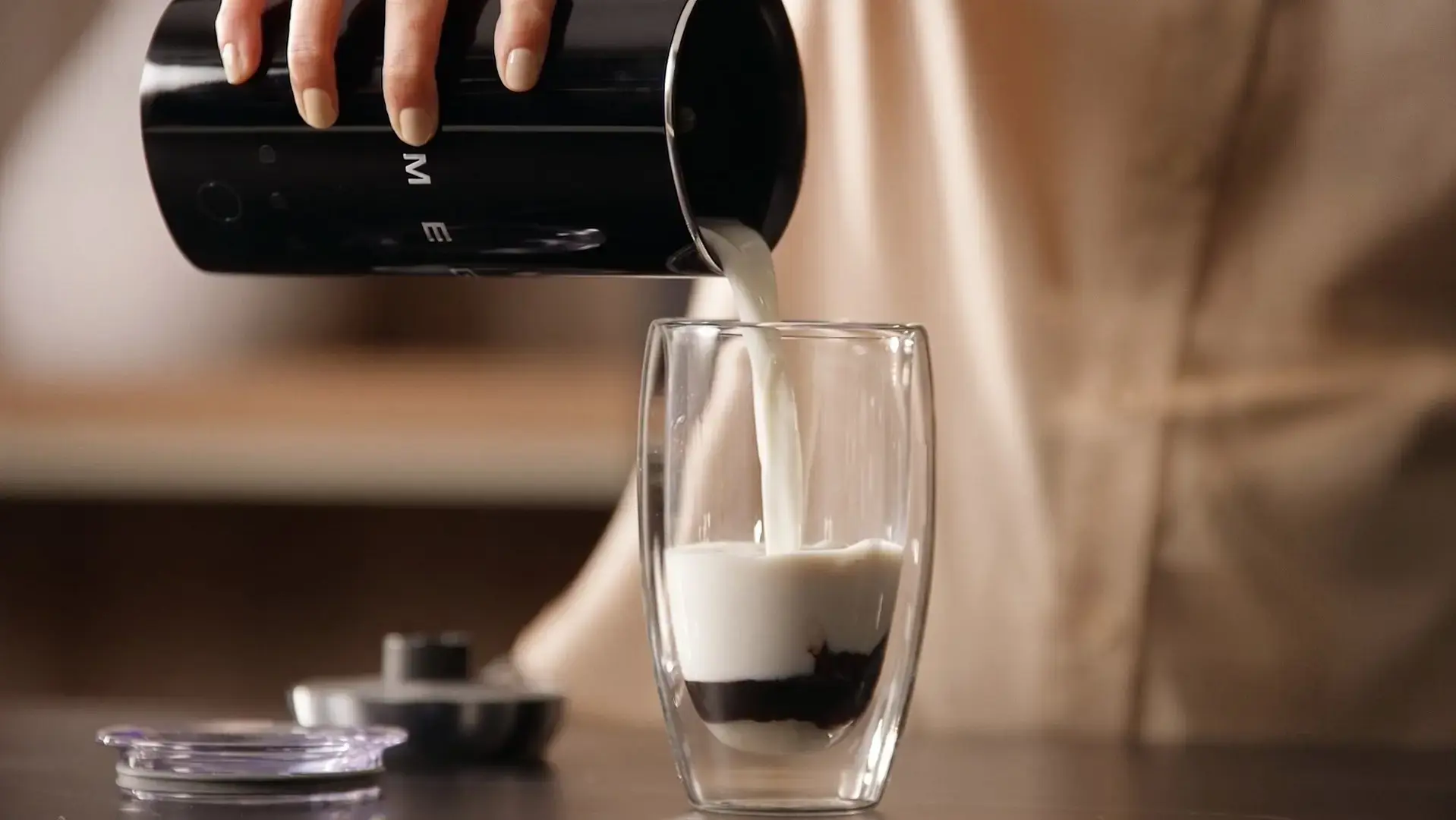 Smeg MFF02BLEU Automatic milk frother/warmer Black
