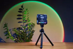 "Newell" vadovaujama partija LED lempos RGB-W Rangha Nano Sunset