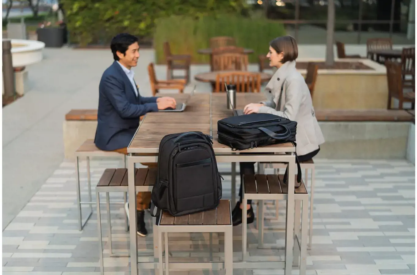 "Kensington Contour™ 2.0 Business Laptop Briefcase - 15,6", Portfelis, 39,6 cm (15,6"), diržas per petį, 1,4 kg