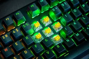 "Razer BlackWidow V4 Pro" mechaninė žaidimų klaviatūra su RGB LED apšvietimu, JAV, laidinė, juoda, geltoni jungikliai, skaičių klaviatūra