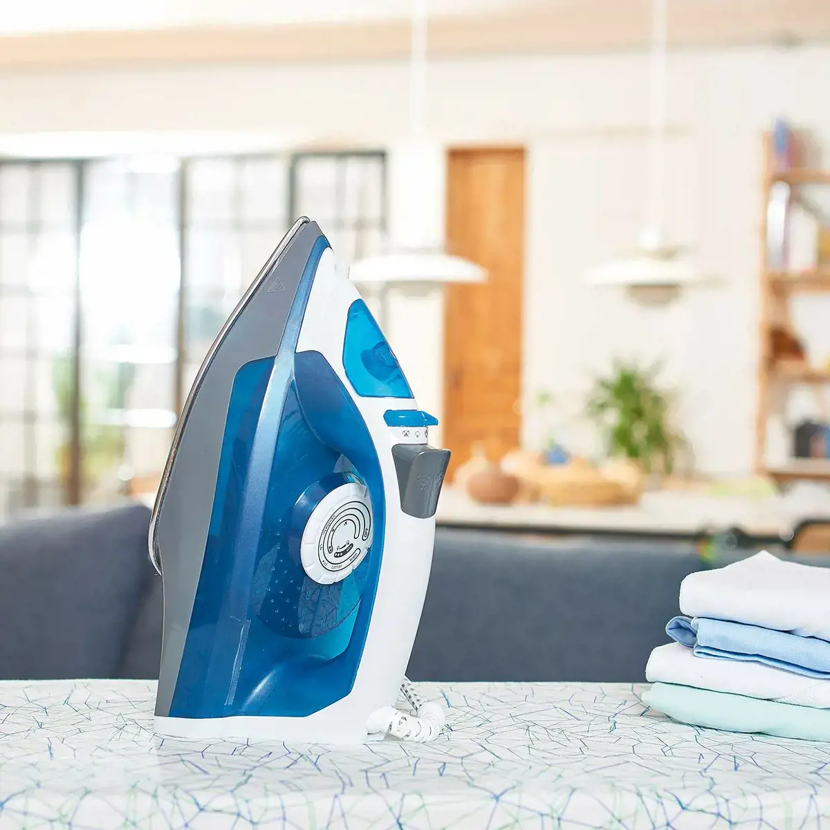 "Black+Decker" garų lygintuvas BXIR2200E (2200 W; baltos ir mėlynos spalvos)