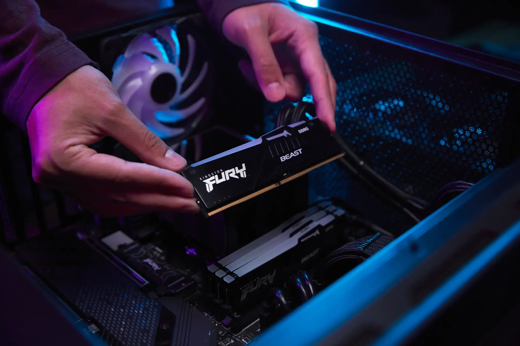 KINGSTON 16GB 5600MT/s DDR5 CL36 DIMM FURY Beast RGB