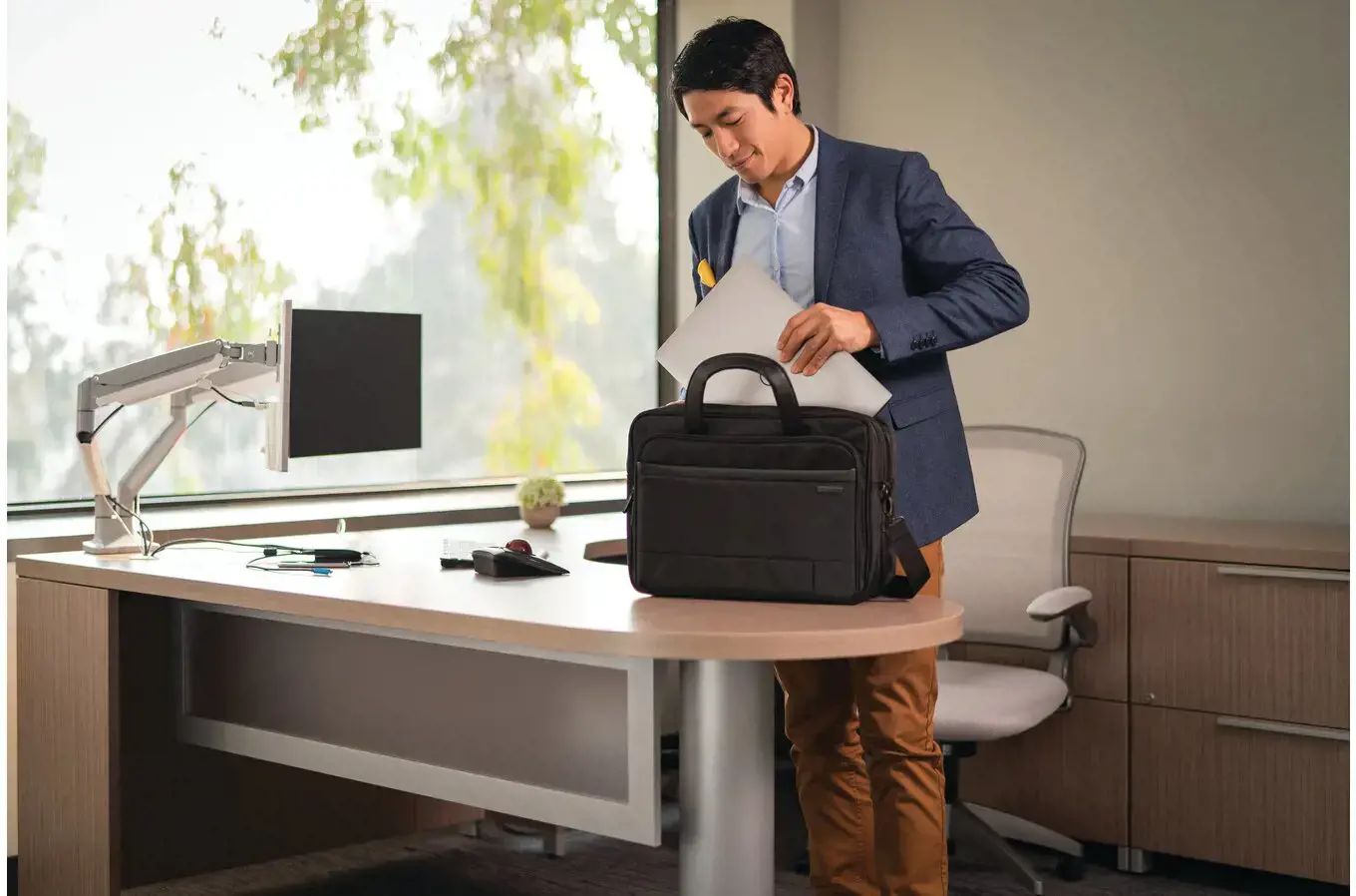 "Kensington Contour™ 2.0 Business Laptop Briefcase - 15,6", Portfelis, 39,6 cm (15,6"), diržas per petį, 1,4 kg