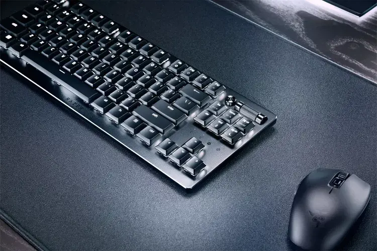 "Razer" žaidimų klaviatūra "Deathstalker V2 Pro Tenkeyless RGB LED light, JAV, belaidė, juoda, optiniai jungikliai (linijiniai)