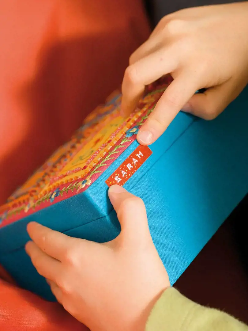 3D Dymo juosta 9mm x3m balti simboliai išspausti ant juodos, raudonos arba mėlynos juostos 3vnt.