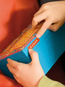 3D Dymo juosta 9mm x3m balti simboliai išspausti ant juodos, raudonos arba mėlynos juostos 3vnt.