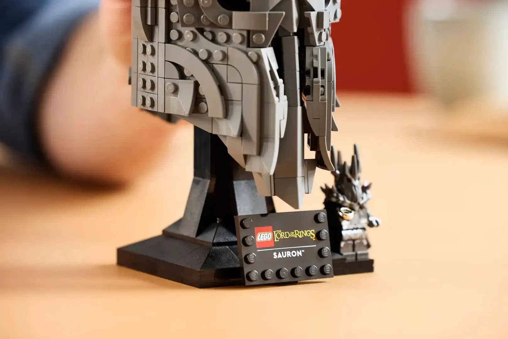 LEGO ICONS 11373 The Lord of the Rings: Sauron's Helmet