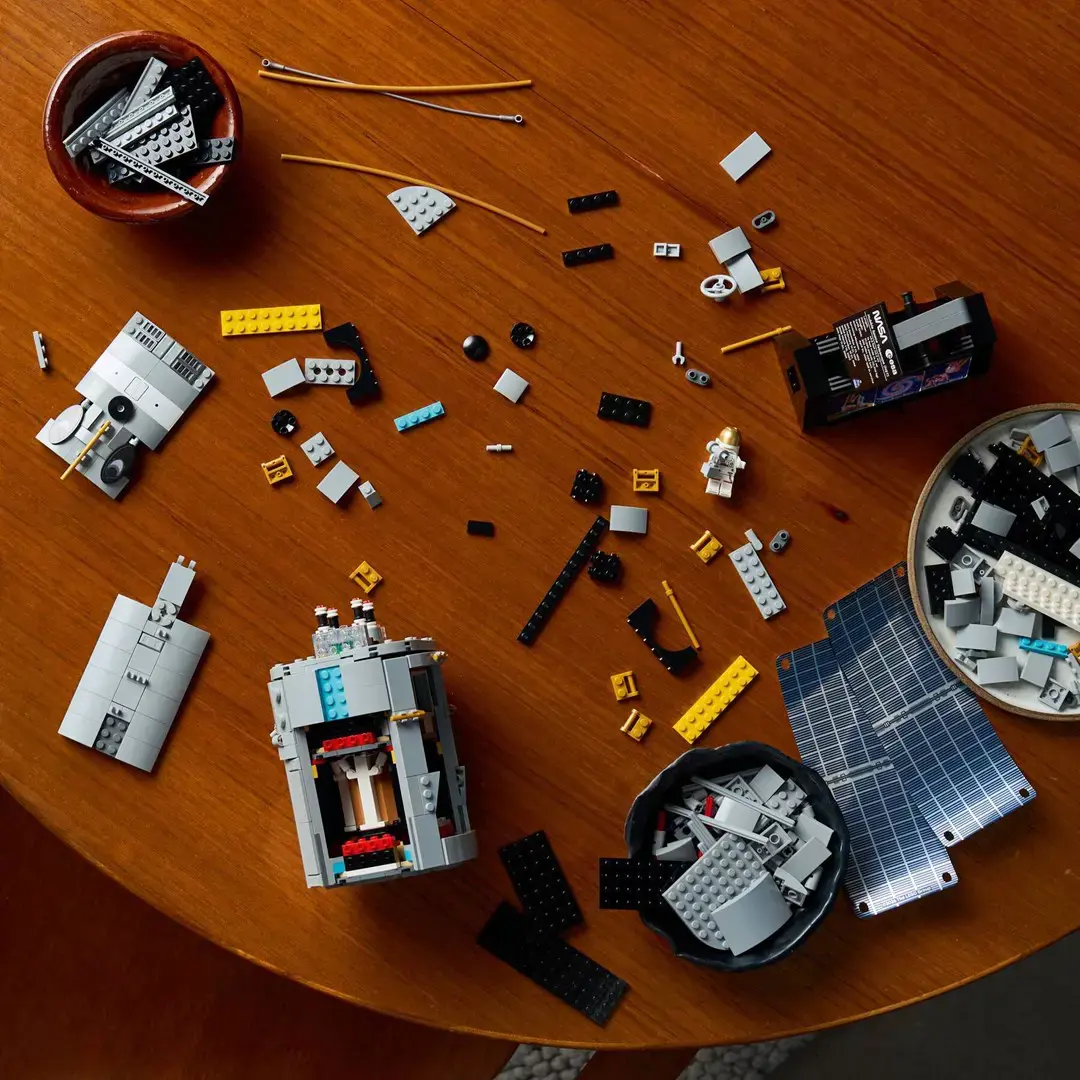 LEGO ICONS 11382 Hubble Space Telescope