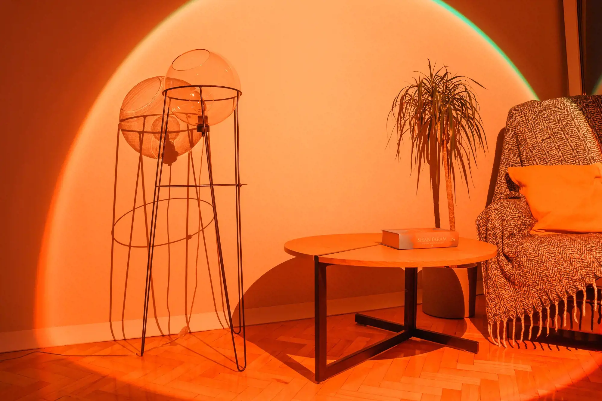 "Newell" vadovaujama partija LED lempos RGB-W Rangha Nano Sunset