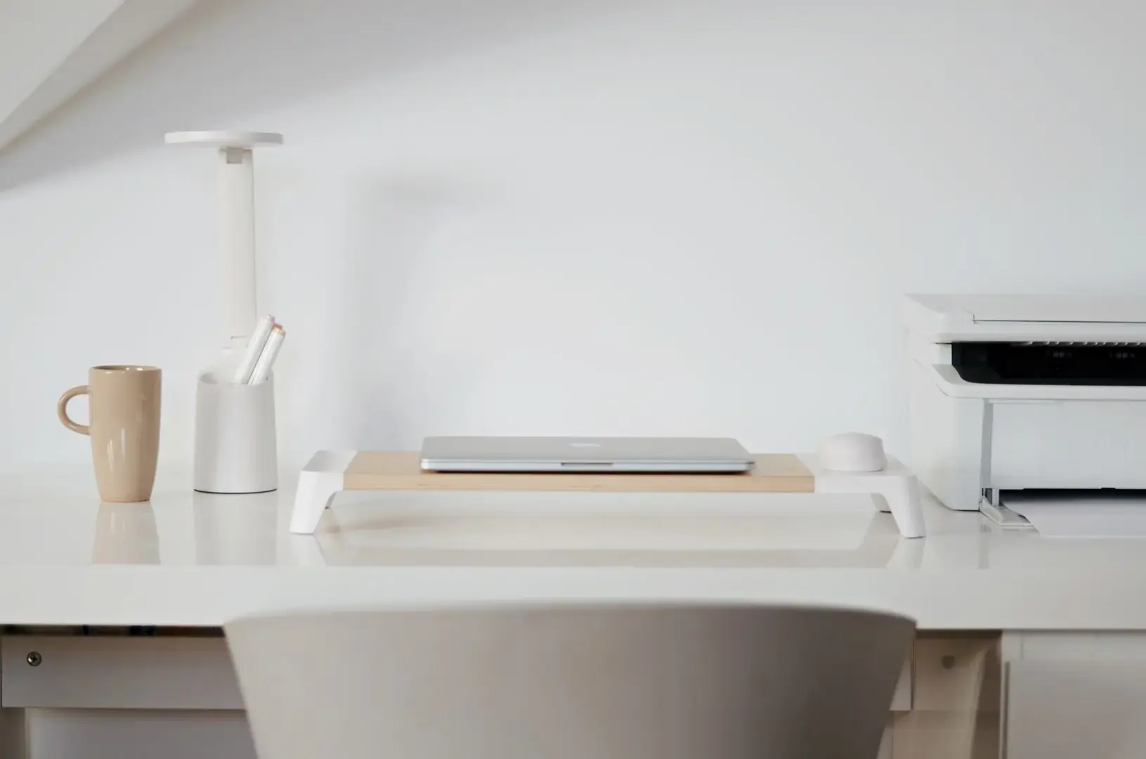 Modernus LED stalinis šviestuvas "Activejet FUTURE white" su įmontuotu įkraunamu akumuliatoriumi