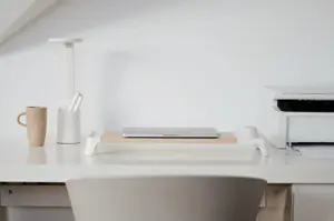 Modernus LED stalinis šviestuvas "Activejet FUTURE white" su įmontuotu įkraunamu akumuliatoriumi