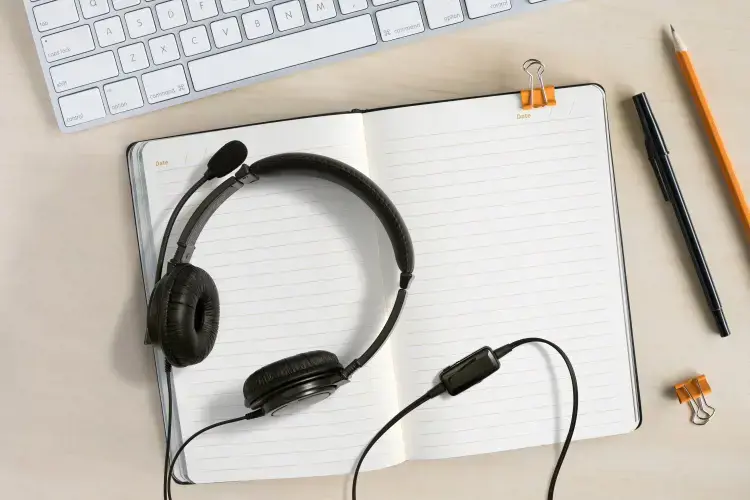 "Kensington Classic" 3,5 mm ausinės su mikrofonu ir garsumo valdymu, laidinės, juodos spalvos