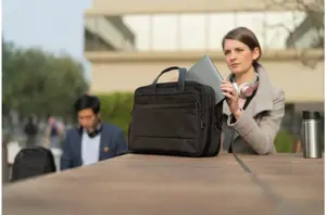 "Kensington Contour™ 2.0 Business Laptop Briefcase - 15,6", Portfelis, 39,6 cm (15,6"), diržas per petį, 1,4 kg