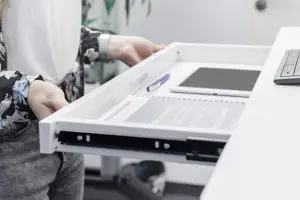 DIGITUS elektrinis reguliuojamo aukščio rašomasis stalas su USB įkrovikliu ir stalčiumi