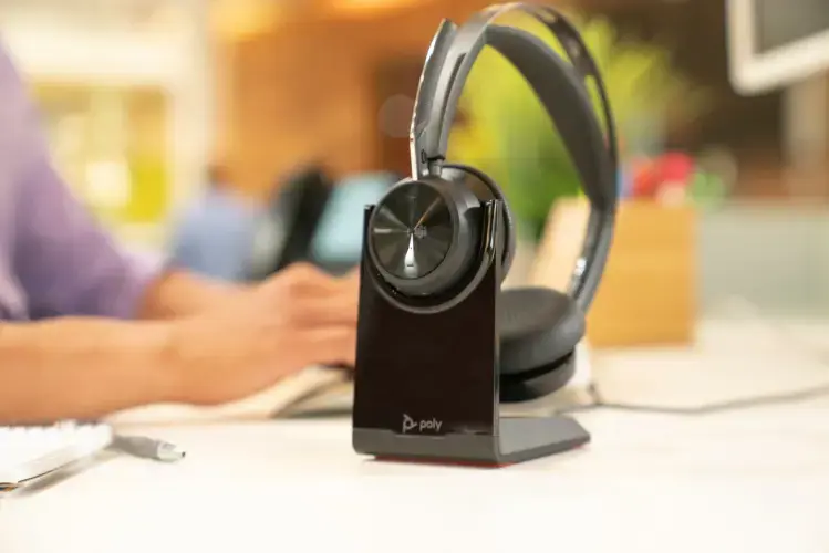 Poly Voyager Focus 2 MS Teams Belaidės ausinės, Bluetooth, USB-C/A Adapter, Charging stand, Juoda