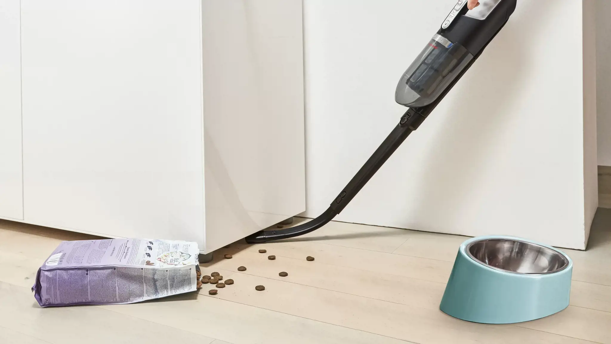 "Bosch Serie 4" BBH3ZOO28, sausas, be maišelio, 0,4 l, 82 dB, juodas, raudonas