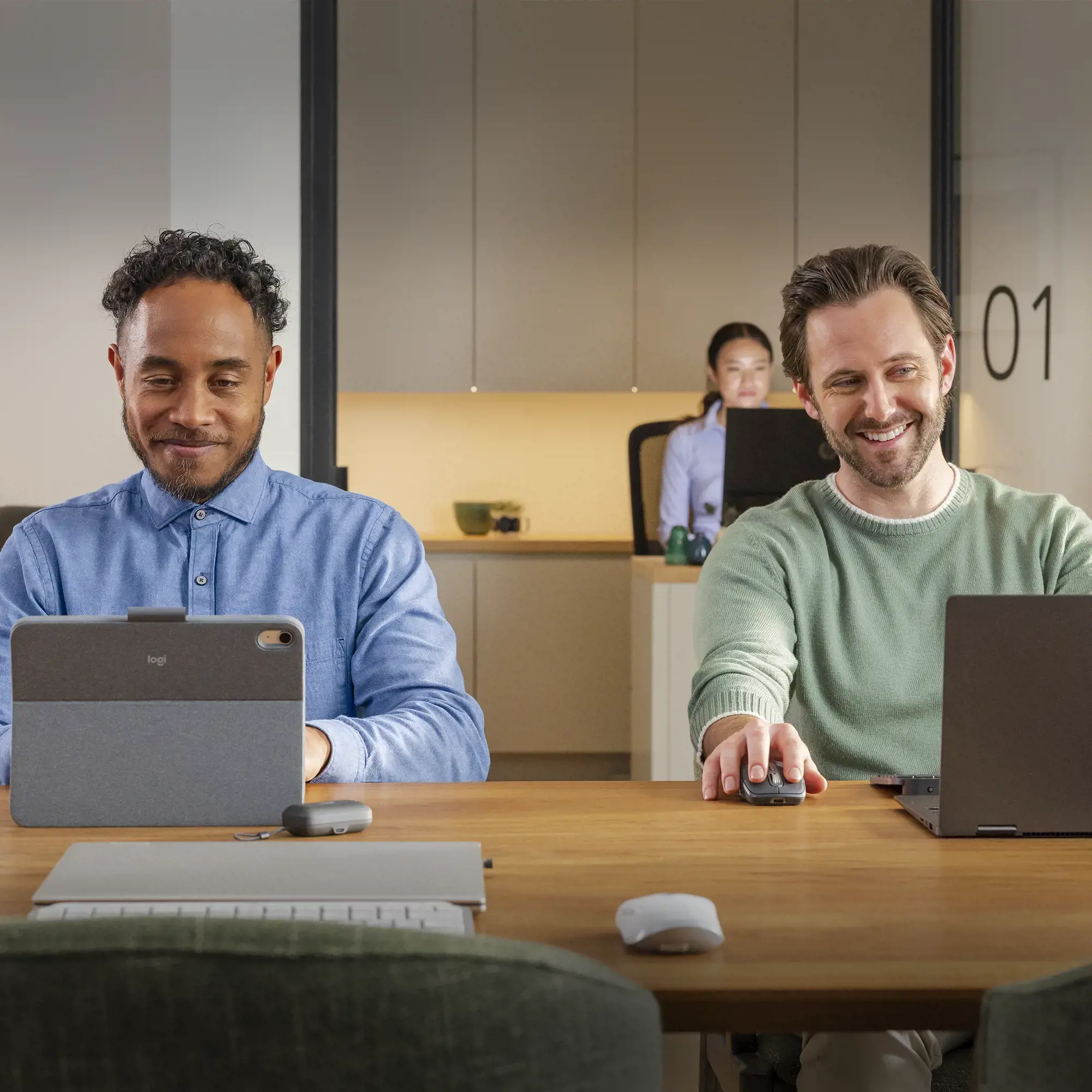 "Logitech MX Anywhere 3S", dešinioji ranka, lazerinis, RF belaidis + "Bluetooth", 8000 DPI, grafinis