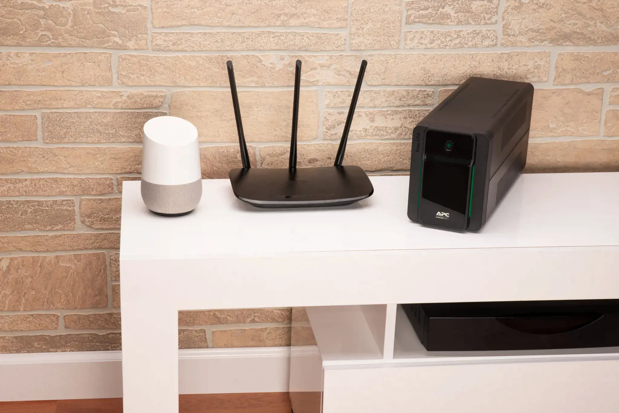 APC Easy UPS BVX 900VA 230V IEC