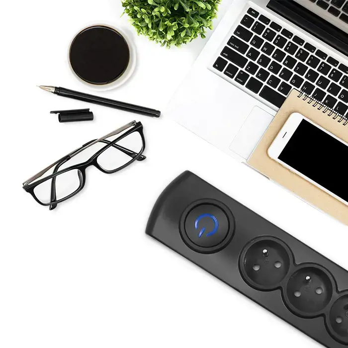 QOLTEC 50104 Apsauga nuo viršįtampių Qoltec 4 maitinimo lizdai 1,5 m