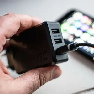 3 prievadų įkroviklis GC ChargeSource3 3xUSB 30W su greituoju įkrovimu Ultra Charge i Smart Charge