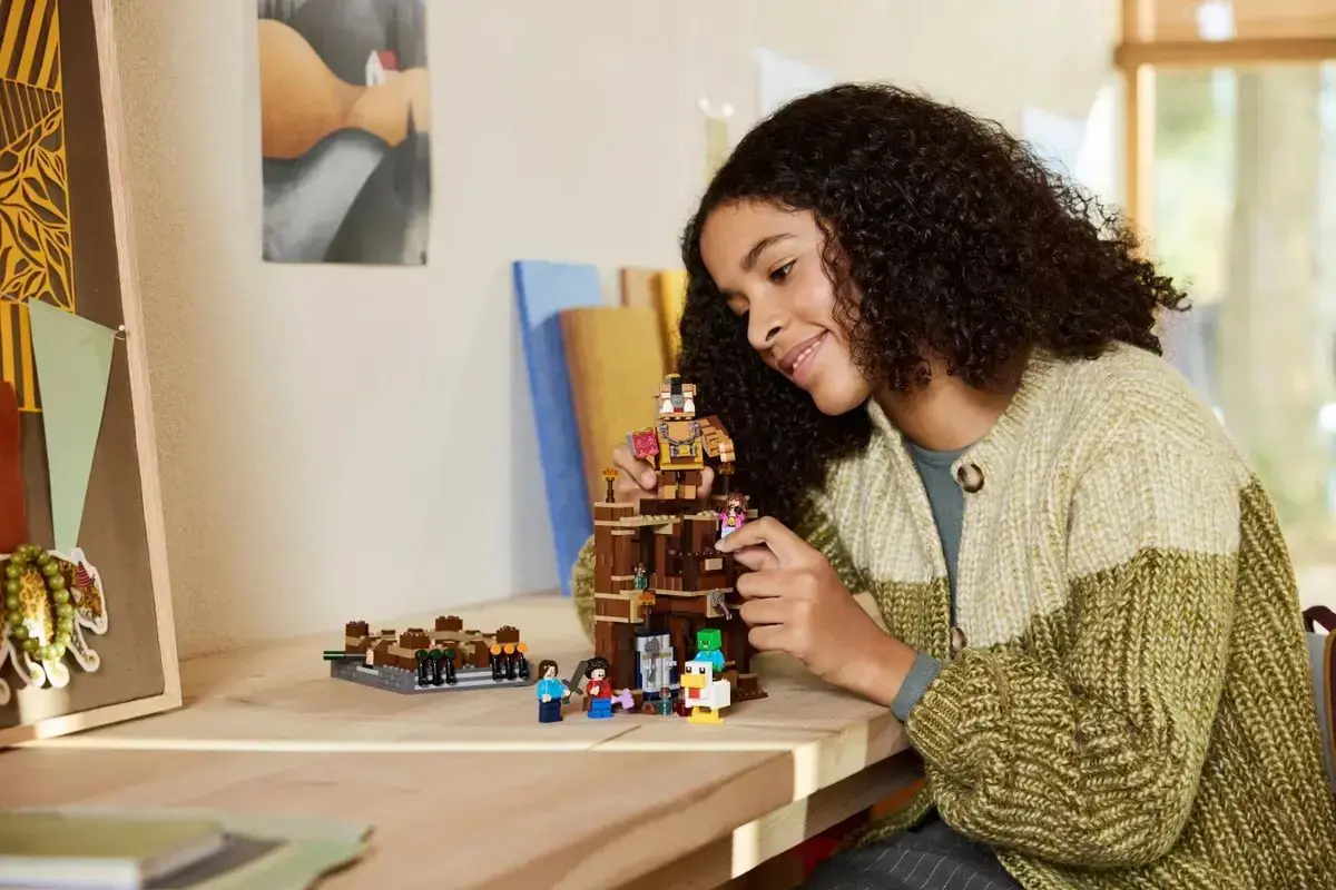 LEGO MINECRAFT 21272 Woodland Mansion Fighting Ring