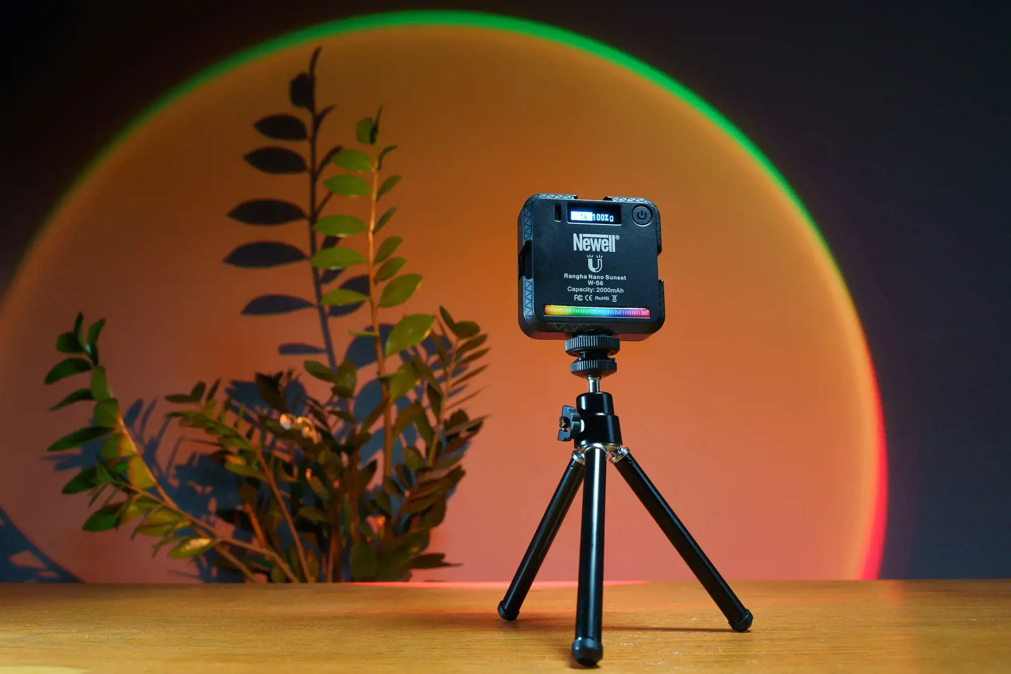 "Newell" vadovaujama partija LED lempos RGB-W Rangha Nano Sunset