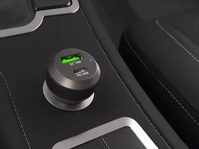 NATEC automobilinis įkroviklis Coney 2x USB 1x USB-C PD 3.0 84W QC3.0