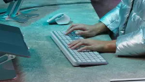 "Logitech MX Keys S", pilno dydžio (100 %), RF belaidis + "Bluetooth", žirklinis klavišų jungiklis, QWERTY, LED, aliuminis, baltas