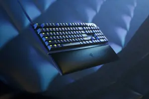 "Razer Huntsman V2" optinė žaidimų klaviatūra su RGB LED apšvietimu, šiaurietiškas išdėstymas, laidinė, juoda, "Clicky Purple" jungiklis, skaitmeninė klaviatūra
