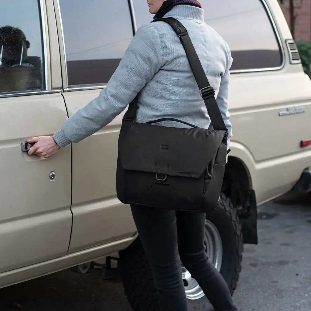 Peak Design krepšys per petį Everyday Messenger V2 13L, juodas