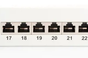 DIGITUS Patch Panel 19inch 24Port Cat6 ekranuotas pilkas RAL7035 kabelių montavimas apie LSA