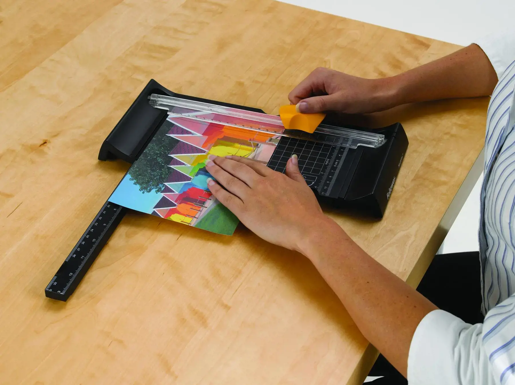 Fellowes Neutrino A5/90, 5 lapai, 24 cm, A5, plastikinis, juodas, sidabrinis, geltonas, 135 x 340 x 45 mm