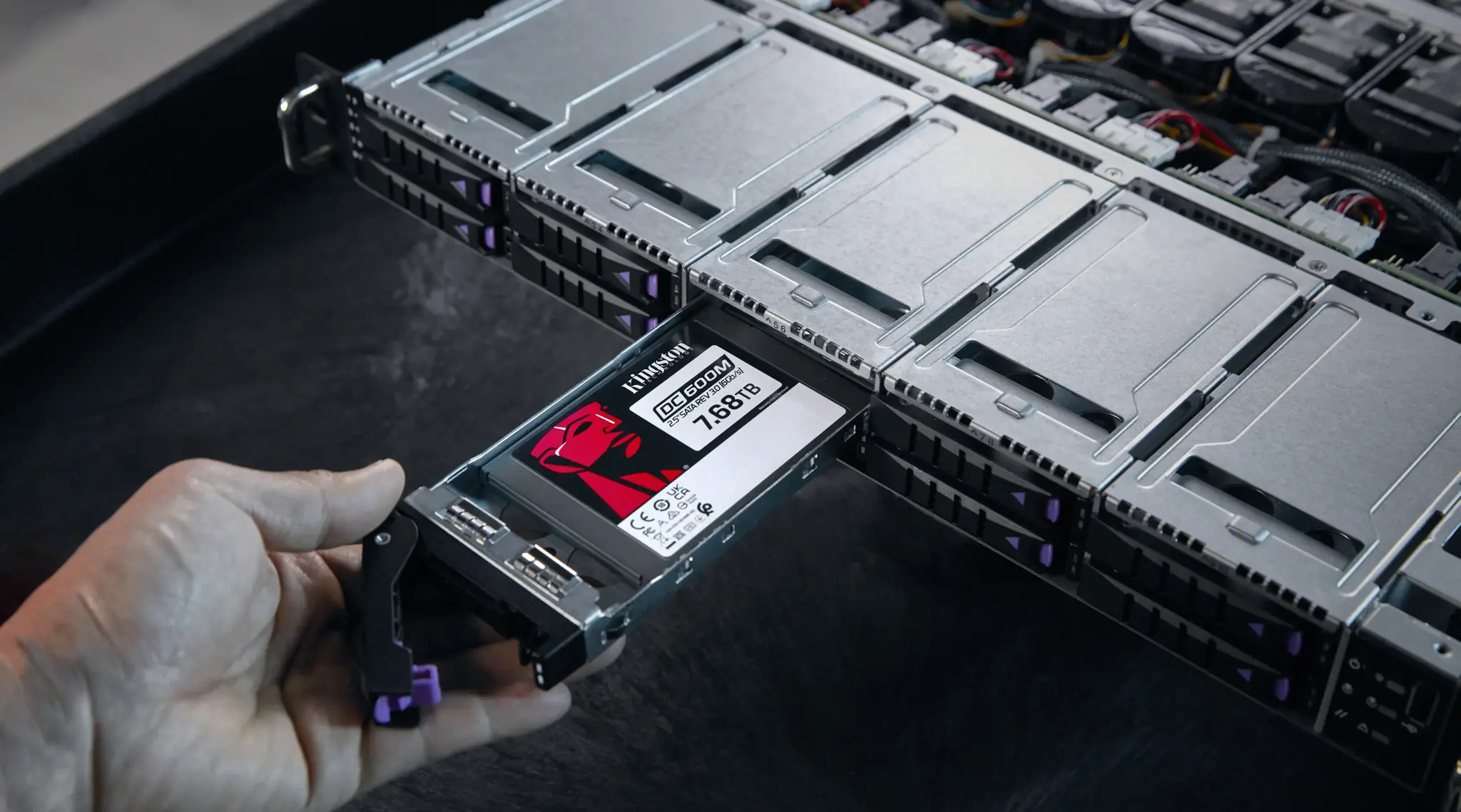 KINGSTON 7,68 TB DC600M 2,5 colių SATA3 SSD diskas