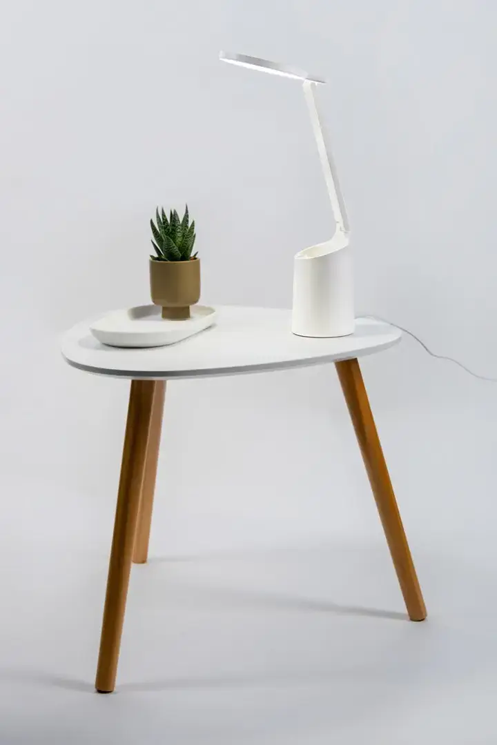 Modernus LED stalinis šviestuvas "Activejet FUTURE white" su įmontuotu įkraunamu akumuliatoriumi