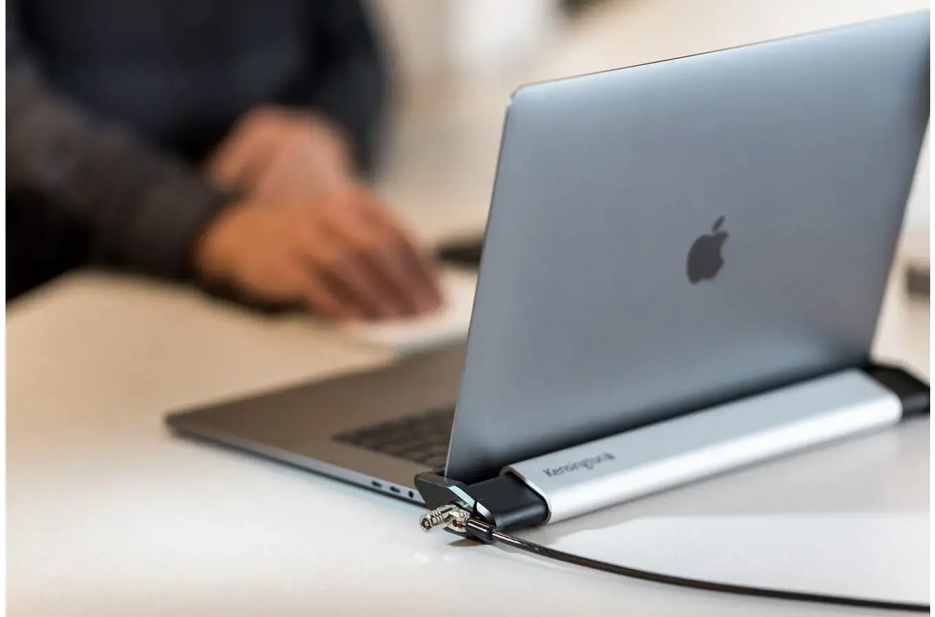 "Kensington" nešiojamojo kompiuterio užrakinimo stotelė 2.0 su "MicroSaver 2.0" užraktu, "Kensington", apvalus raktas, aliuminis, sidabrinė