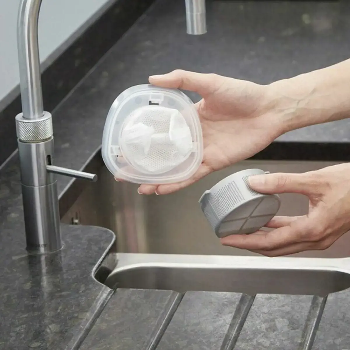 "Black & Decker" NVC115JL rankinis dulkių siurblys pilka, balta be maišelio